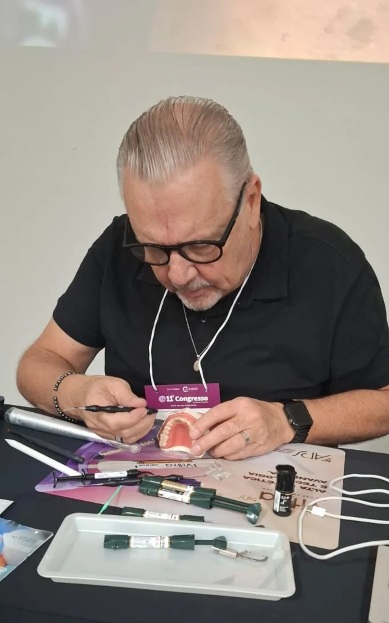 Prof. Paulo Quagliatto demonstrando estratificação em modelo