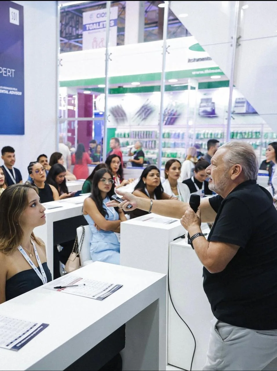 Alunos cirurgiões-dentistas executando hands-on