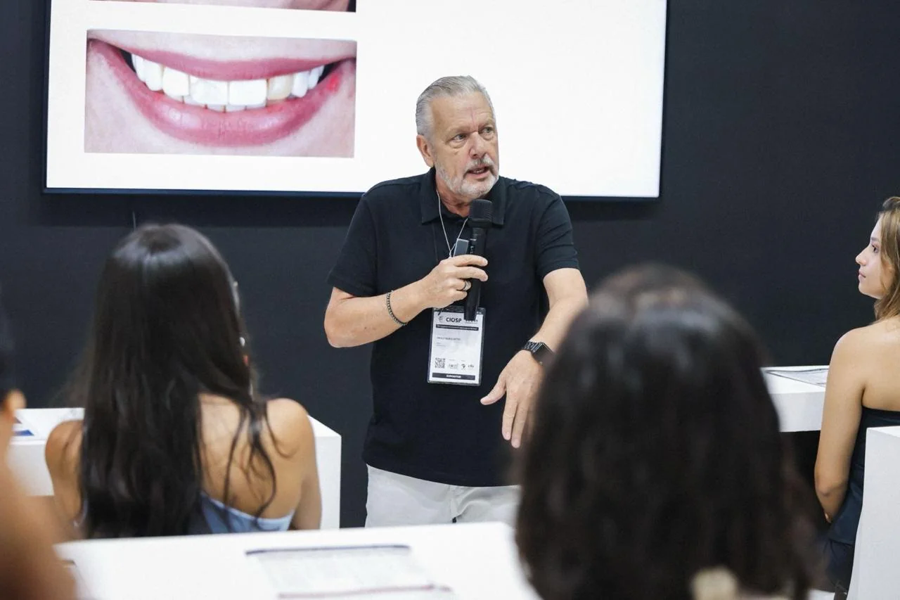 Prof. Paulo Quagliatto orientando técnica na bancada