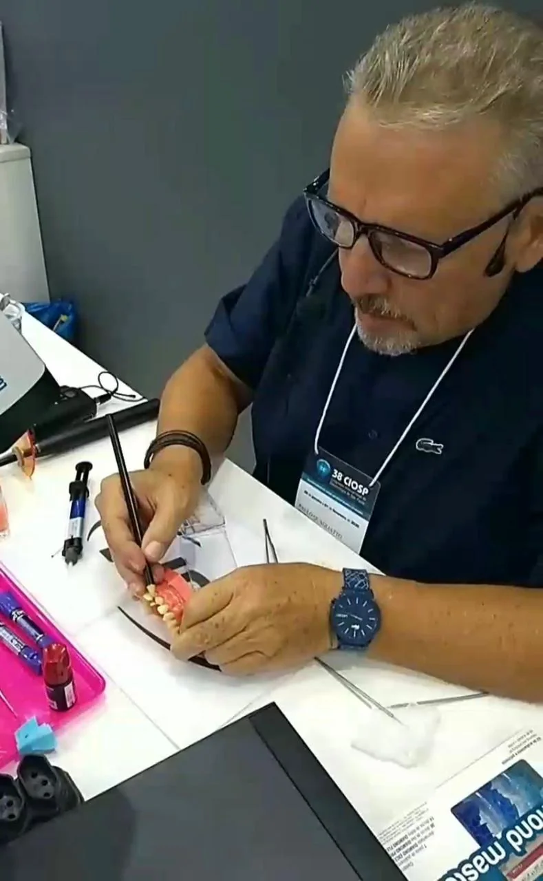 Demonstração prática de acabamento e polimento